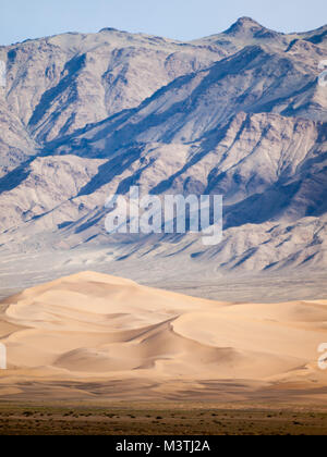 Khongoryn Els Sanddünen mit den Bergen im Hintergrund Stockfoto