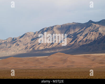 Khongoryn Els Sanddünen mit den Bergen im Hintergrund Stockfoto