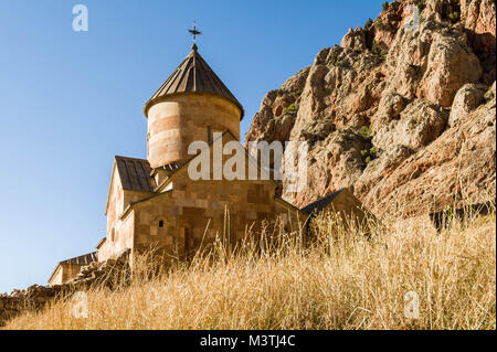 Noravank, was bedeutet, dass "Neues Kloster" in der Armenischen ist ein aus dem 13. Jahrhundert armenische Kloster befindet sich 122 km von Eriwan in einer engen Schlucht durch die Amaghu ri gemacht Stockfoto