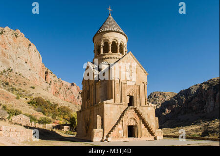 Noravank, was bedeutet, dass "Neues Kloster" in der Armenischen ist ein aus dem 13. Jahrhundert armenische Kloster befindet sich 122 km von Eriwan in einer engen Schlucht durch die Amaghu ri gemacht Stockfoto