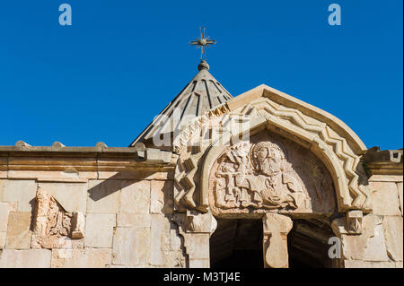 Noravank, was bedeutet, dass "Neues Kloster" in der Armenischen ist ein aus dem 13. Jahrhundert armenische Kloster befindet sich 122 km von Eriwan in einer engen Schlucht durch die Amaghu ri gemacht Stockfoto