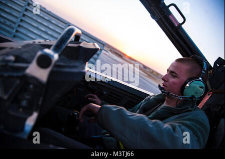Airman 1st Class Logan Webb, der 332 d Expeditionary Maintenance Squadron zugewiesen, führt die Avionik Kontrollen an einer F-15E Strike Eagle 10. November 2017 in Südwestasien. 332 d Air Expeditionary wing Flugzeuge Betreuer wurden vor kurzem die 2017 Clements McMullen Memorial Daedalian Waffen System Wartung Trophäe in Anerkennung ihrer historischen Auswirkungen auf die Luftangriffe gegen ISIS ausgezeichnet. (U.S. Air Force Foto: Staff Sgt. Joshua Kleinholz) Stockfoto