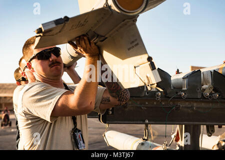 Flieger an die 332 d Expeditionary Maintenance Squadron Arbeit zusammen Munition auf eine F-15E Strike Eagle November 10, 2017 in Südwestasien. Die 332 d Air Expeditionary Wing wurde vor kurzem die 2017 Clements McMullen Memorial Daedalian Waffen System Wartung Trophäe für ihre entscheidende Rolle in der größten Kampagne in der Geschichte der Air Force Central Command ausgezeichnet. (U.S. Air Force Foto: Staff Sgt. Joshua Kleinholz) Stockfoto