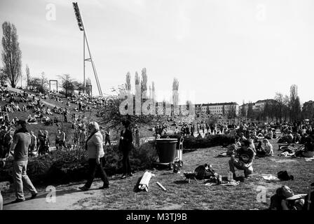 BERLIN - 3. APRIL: Nicht identifizierte Personen am MauerPark in einem schönen sonnigen Tag, Berlin, Deutschland, April 3,2011. Stockfoto