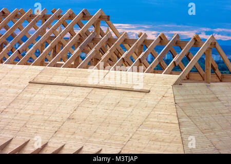 Holzdach. Haus Dach im Bau. Dach- konstruktion. Dach aus Holz Rahmen home Bau. Industrial Site von Gebäude gebaut werden. Real e Stockfoto