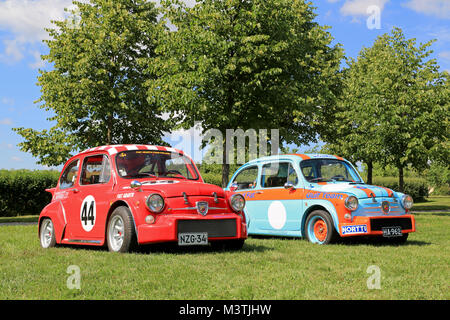 PIIKKIO, Finnland - 19 JULI 2014: Zwei Fiat Abarth Rennwagen in einem Park. Abarth begann seine bekannte Verbindung mit Fiat 1952. Stockfoto