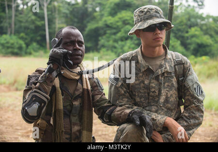 Us-Armee Pvt. 1. Klasse Jeremy Bielinski (rechts), ein infanterist mit der 3Rd Battalion, 7th Infantry Regiment, 2nd Brigade Combat Team, 3rd Infantry Division, unterstützt eine Gabunischen Soldat mit radioing eine simulierte aeromedical Evacuation während ein taktisches Unfallversicherung Care Kurs auf der diesjährigen zentralen Accord Übung in Libreville, Gabun am 17. Juni 2016. Us-Armee Afrika übung Zentrale Accord 2016 ist eine jährliche, kombiniert, gemeinsame militärische Übung, die zusammen bringt Partner Nationen zu Praxis und Kenntnisse in der Durchführung von friedenserhaltenden Maßnahmen zeigen. (DoD Nachrichten Foto durch TSgt Bri Stockfoto