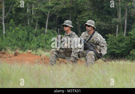 Us-Armee Soldat SSG Robert Gash (rechts) und die US-amerikanische Armee Pvt. 1. Klasse Jeremy Bielinski (links), infanteristen mit der 3Rd Battalion, 7th Infantry Regiment, 2nd Brigade Combat Team, 3rd Infantry Division, Beobachten für simulierte feindliche Bewegung während ein taktisches Unfallversicherung Care Kurs auf der diesjährigen zentralen Accord Übung in Libreville, Gabun am 17. Juni 2016. Us-Armee Afrika übung Zentrale Accord 2016 ist eine jährliche, kombiniert, gemeinsame militärische Übung, die zusammen bringt Partner Nationen zu Praxis und Kenntnisse in der Durchführung von friedenserhaltenden Maßnahmen zeigen. (DoD Nachrichten Foto durch TSgt Stockfoto