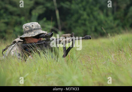 Die US-Armee Infanterie Soldat mit dem 3Rd Battalion, 7th Infantry Regiment, 2nd Brigade Combat Team, 3rd Infantry Division sites seine M-4 Angriff auf einem simulierten kämpferisch während ein taktisches Unfallversicherung Care Kurs auf der diesjährigen zentralen Accord Übung in Libreville, Gabun Gewehr am 17. Juni 2016. Us-Armee Afrika übung Zentrale Accord 2016 ist eine jährliche, kombiniert, gemeinsame militärische Übung, die zusammen bringt Partner Nationen zu Praxis und Kenntnisse in der Durchführung von friedenserhaltenden Maßnahmen zeigen. (DoD Nachrichten Foto durch TSgt Brian Kimball) 160617-F-QP 401-027 von DoD News Fotos Stockfoto