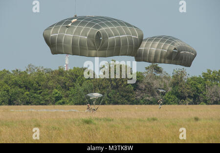 Fallschirmjäger, mit der 82Nd Airborne Division, Fallschirm aus einem US Air Force C-17 Globemaster während der diesjährigen zentralen Accord Übung in Libreville, Gabun am 20. Juni 2016. Us-Armee Afrika übung Zentrale Accord 2016 ist eine jährliche, kombiniert, gemeinsame militärische Übung, die zusammen bringt Partner Nationen zu Praxis und Kenntnisse in der Durchführung von friedenserhaltenden Maßnahmen zeigen. (DoD Nachrichten Foto durch TSgt Brian Kimball) 160620-F-QP 401-055 von DoD News Fotos Stockfoto