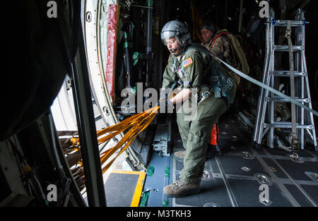 Us Air Force Staff Sgt. Tracie Garcia, ein lademeister mit der Luftbrücke 731st Squadron, zieht in Fallschirm Linien vom Sprung Türen einer C-130 Hercules nach Soldaten mit der 82Nd Airborne Division verlassen das Flugzeug während der diesjährigen zentralen Accord Übung in Libreville, Gabun am 22. Juni 2016. Us-Armee Afrika übung Zentrale Accord 2016 ist eine jährliche, kombiniert, gemeinsame militärische Übung, die zusammen bringt Partner Nationen zu Praxis und Kenntnisse in der Durchführung von friedenserhaltenden Maßnahmen zeigen. (DoD Nachrichten Foto durch TSgt Brian Kimball) 160622-F-QP 401-106 von DoD News Fotos Stockfoto