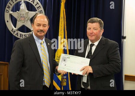 U.S. Marshal, Eastern District of Virginia Bobby Mathieson präsentiert eine $ 850,00 prüfen, Executive Director der Nördlichen Virginia regionalen Schleifring Task Force Ray Colgan. Die Prüfung wird in den Nördlichen Virginia regionalen Schleifring Task Force vom Justizministerium Vermögenswerte Verwirkung Fonds vergeben, so dass sie zu ihren Bemühungen, den lokalen Gruppen in Schach zu halten. Foto durch (Shane T. McCoy/US Marshals) Mathieson und Colgan, die von U.S. Marshals Service Stockfoto