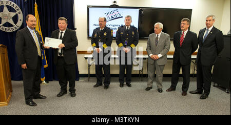 U.S. Marshal für den östlichen Bezirk von Virginia Bobby Mathieson, Executive Director der Nördlichen Virginia regionalen Schleifring Task Force Ray Colgan, Kongressabgeordneten Frank Wolf, Falls Church City Police Chief Harry Reitze, Leesburg Police Chief Joseph Preis, FBI Special Agent in Ronald Hosko und Staatsanwaltschaft für das "Eastern District" von Virginia Neil MacBride an der Zeremonie nahmen 22. Juni, in dem eine Prüfung für $ 850.000 wurde in den Nördlichen Virginia regionalen Schleifring Task Force vom Justizministerium Vermögenswerte Verwirkung Fonds vorgestellt. Foto durch (Shane T. McCoy/US Marshals) Kongressabgeordnete Wolf Stockfoto