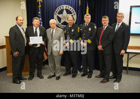 U.S. Marshal für den östlichen Bezirk von Virginia Bobby Mathieson, Executive Director der Nördlichen Virginia regionalen Schleifring Task Force Ray Colgan, Kongressabgeordneten Frank Wolf, Falls Church City Police Chief Harry Reitze, Leesburg Police Chief Joseph Preis, FBI Special Agent in Ronald Hosko und Staatsanwaltschaft für das "Eastern District" von Virginia Neil MacBride an der Zeremonie nahmen 22. Juni, in dem eine Prüfung für $ 850.000 wurde in den Nördlichen Virginia regionalen Schleifring Task Force vom Justizministerium Vermögenswerte Verwirkung Fonds vorgestellt. Foto durch (Shane T. McCoy/US Marshals) Kongressabgeordnete Wolf Stockfoto