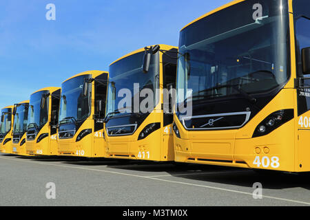 LIETO, Finnland - 5 April, 2014: Reihe der Gelben Volvo 8900 Überlandbusse auf einem Hof geparkt. Der 8900 hat ein Volvo D8 K Euro 6-Motor, der eine der Stockfoto