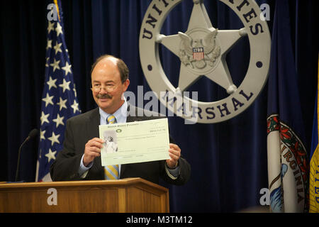 U.S. Marshal, Eastern District of Virginia Bobby Mathieson zeigt ein $ 850,00 prüfen, Executive Director der Nördlichen Virginia regionalen Schleifring Task Force Ray Colgan. Die Prüfung wird in den Nördlichen Virginia regionalen Schleifring Task Force vom Justizministerium Vermögenswerte Verwirkung Fonds vergeben, so dass sie zu ihren Bemühungen, den lokalen Gruppen in Schach zu halten. Foto durch (Shane T. McCoy/US Marshals) Bobby Mathieson, die von U.S. Marshals Service Stockfoto