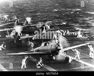 Pearl Harbor Angriff, vom 7. Dezember 1941. Japanese Naval Aircraft Vorbereiten von einem Flugzeugträger Shokaku (angeblich) Pearl Harbor am Morgen des 7. Dezember 1941 in Angriff zu nehmen. Ebene im Vordergrund ist ein 'Null'-Fighter, vor "Val" dive Bomber. Dies ist wahrscheinlich der Start der zweiten Angriff Wave. Datum 7. Dezember 1941 SourceOfficial U.S. Navy Foto 80-G--71198, jetzt in den Sammlungen der National Archives. AuthorUnknown, das ursprüngliche Foto wurde auf Attu 1943 gefangen. Carrier shokaku durch AirmanMagazine Stockfoto