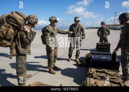 Maj. Clinton Cummings (Zweite von links), die humanitäre Hilfe Umfrage Team Offizier mit speziellen Zweck Marine Air-Ground Task Force - Southern Command, Schriftsatz Marines auf der HAST über die bevorstehende Übung, wo Sie eine rasche Reaktion auf humanitäre Hilfe und Katastrophenhilfe Mission im Soto Cano Air Base, Honduras, 22. Juli 2016. Die Marinesoldaten und Matrosen verwendet die Ausübung Rettungsbootmann für schnelle Reaktion und die ordnungsgemäße Durchführung im Falle einer Naturkatastrophe zu erhalten. (U.S. Marine Corps Foto von Cpl. Kimberly Aguirre/Freigegeben) 160722-M-NX 410-910 durch ussouth Stockfoto