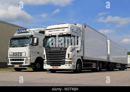 TURKU, FINNLAND - 13. JULI 2014: Weiße Scania R560 Full trailer Lkw geparkt Neben Volvo FH. Scania berichte Ergebnis von SEK 4.276 m für die erste Hal Stockfoto