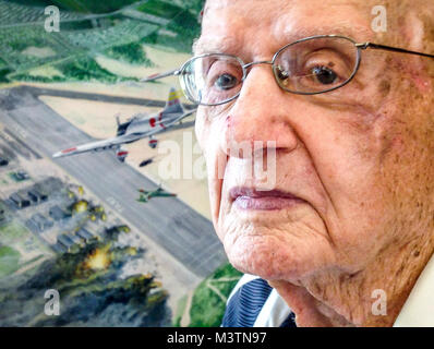 Oberst Andrew Kowalski, US-Armee zurückgezogen, 101, ist neben einem Gemälde im 15 Wing-Hauptquartier auf Hickam Field bei Joint Base Pearl Harbor Hickam, Aug 8, 2016 fotografiert. Das Bild zeigt die japanischen Luftangriff auf Hickam Field auf der Insel Oahu, Hawaii, Dec 7, 1941, Teil der gesamten Überraschungsangriff der US-Marine im pazifischen Flotte in Pearl Harbor verankert zu zerstören. Kowalski war ein erster Sergeant in der Zeit und war mit Aufzeichnungen der Toten und Verwundeten auf Hickam Field beauftragt. (U.S. Air Force Foto von J.M. Eddins jr.) Kowalski 003 von AirmanMagazine Stockfoto