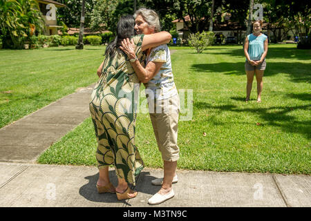 Shirley Waldron Nied, Vordergrund rechts, Umarmungen 15 Flügel freiwillige Historiker Jessie Higa, auf Hickam Field bei Joint Base Pearl Harbor Hickam am Aug 8, 2016, außerhalb des Hauses, wo eine 5-jährige, Neid lebte in während der japanische Angriff auf Hickam Field und Pearl Harbor auf Dec 7, 1941. (U.S. Air Force Foto von J.M. Eddins Jr.) Nied 008 von AirmanMagazine Stockfoto