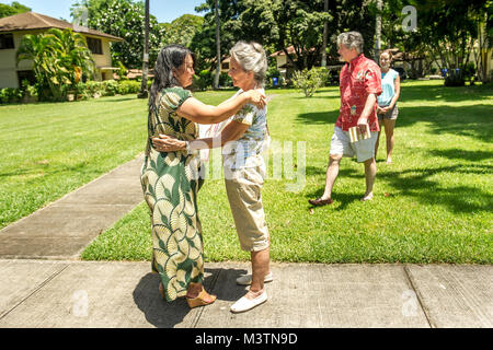 Shirley Waldron Nied, Vordergrund Recht, spricht mit 15 Flügel freiwillige Historiker Jessie Higa, auf Hickam Field bei Joint Base Pearl Harbor Hickam am Aug 8, 2016, außerhalb des Hauses, wo eine 5-jährige, Neid lebte in während der japanische Angriff auf Hickam Field und Pearl Harbor auf Dec 7, 1941. (U.S. Air Force Foto von J.M. Eddins Jr.) Nied 009 von AirmanMagazine Stockfoto