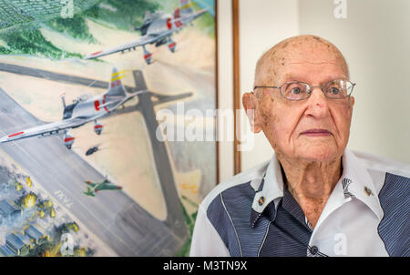 Oberst Andrew Kowalski, US-Armee zurückgezogen, 101, ist neben einem Gemälde im 15 Wing-Hauptquartier auf Hickam Field bei Joint Base Pearl Harbor Hickam, Aug 8, 2016 fotografiert. Das Bild zeigt die japanischen Luftangriff auf Hickam Field auf der Insel Oahu, Hawaii, Dec 7, 1941, Teil der gesamten Überraschungsangriff der US-Marine im pazifischen Flotte in Pearl Harbor verankert zu zerstören. Kowalski war ein erster Sergeant in der Zeit und war mit Aufzeichnungen der Toten und Verwundeten auf Hickam Field beauftragt. (U.S. Air Force Foto von J.M. Eddins jr.) Kowalski 001 von AirmanMagazine Stockfoto