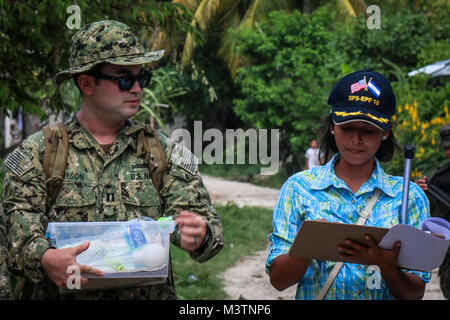 CHOLOMA, Honduras (17. August 2016) – US-Navy Lt. Alister Bryson, ein Entomologe, Marine Environmental präventive Medizin Unit 2, befasst sich mit Xenia Caballer Notizen während einen Durchlauf des Cholomas Monte Verde Dorf im südlichen Partnerschaft Station 2016 (SPS-16) zugewiesen. SPS-16 ist eine jährlich stattfindende Serie von US Navy Bereitstellungen konzentrierte sich auf den Gegenstand Experten Austausch mit Partner Nation Streit- und Sicherheitskräfte in Mittel- und Südamerika und der Karibik. US militärische Teams arbeiten mit Partner Nation Kräfte während Marine ausgerichtete Übungen, militärischer-engagements Stockfoto