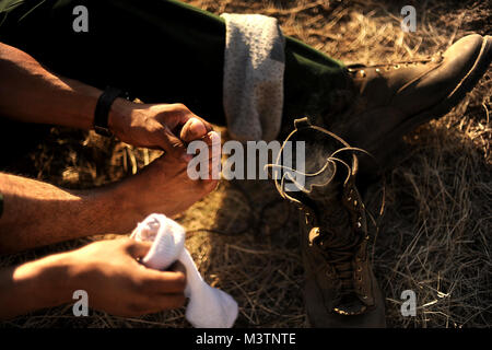 Paul Martinez stellt einige Pulver in seinem Socken und Stiefel. (U.S. Air Force Foto von Master Sgt. Jeremy Lock) HotShots 028 durch AirmanMagazine Stockfoto