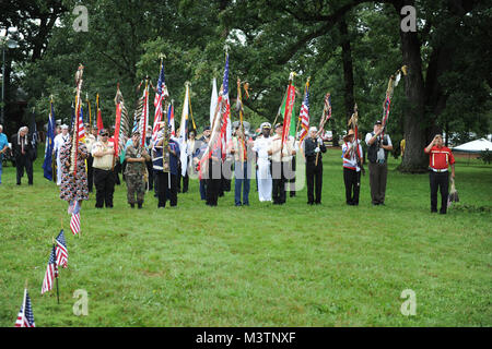 Vietnamkrieg Native American Veteran und Commander Trickster Veteranen Gruppe, Michael Pamonicutt (ganz rechts) führt und leitet fellow Native American Veterans während des formalen Grand Eintrag Zeremonie, während die 2. jährliche nationale Versammlung der Indianischen Veteranen. Die Veranstaltung war an der Cantigny Park in Wheaton, Illinois 19-21 August 2016 gehalten. Die Veranstaltung feierte die lange und stolze Geschichte der Native Americans' Dienst an der United States Military und ehrt alle Veteranen Indianischen Stil. (DoD Foto von Marvin Lynchard) 160820-D-FW 736-021 von DoD News Fotos Stockfoto