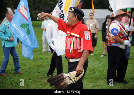 Vietnamkrieg Native American Veteran und Commander Trickster Veteranen Gruppe, Michael Pamonicutt führt und leitet fellow Native American Veterans während des formalen Grand Eintrag Zeremonie, während die 2. jährliche nationale Versammlung der Indianischen Veteranen. Die Veranstaltung war an der Cantigny Park in Wheaton, Illinois 19-21 August 2016 gehalten. Die Veranstaltung feierte die lange und stolze Geschichte der Native Americans' Dienst an der United States Military und ehrt alle Veteranen Indianischen Stil. (DoD Foto von Marvin Lynchard) 160820-D-FW 736-019 von DoD News Fotos Stockfoto