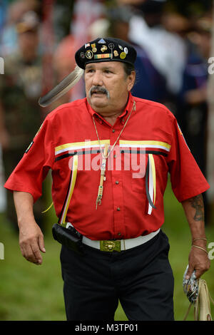 Vietnamkrieg Native American Veteran und Commander Trickster Veteranen Gruppe, Michael Pamonicutt führt und leitet fellow Native American Veterans während des formalen Grand Eintrag Zeremonie, während die 2. jährliche nationale Versammlung der Indianischen Veteranen. Die Veranstaltung war an der Cantigny Park in Wheaton, Illinois 19-21 August 2016 gehalten. Die Veranstaltung feierte die lange und stolze Geschichte der Native Americans' Dienst an der United States Military und ehrt alle Veteranen Indianischen Stil. (DoD Foto von Marvin Lynchard) 160820-D-FW 736-020 von DoD News Fotos Stockfoto