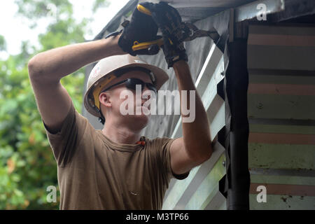 CONCHAGUA, El Salvador (Aug. 27, 2016) - Erbauer der zweiten Klasse Joshua Johnson, zugeordnet zu den Marine Mobile Konstruktion Bataillon 133 (NMCB 133), Verkleidungen ein Stück Metall Abstellgleis. NMCB 133 ist in Conchagua, El Salvador den Aufbau einer neuen Community Center als Teil des südlichen Partnerschaft Station 2016 (SPS 16). SPS 16 ist eine jährliche Serie der U.S. Navy Bereitstellungen, die Förderung einer dauerhaften Beziehung mit den Menschen in Mittel- und Südamerika durch Übungen, Aktivitäten und sozialen Zusammenhang Projekte. (U.S. Marine Foto von Mass Communication Specialist 1. Klasse Kimberly Clifford/freigegeben) 160827-N-VC 432-075 b Stockfoto