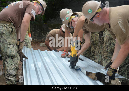 CONCHAGUA, El Salvador (Aug. 27, 2016) - SeaBees, Naval Mobile Konstruktion Bataillon 133 zugeordnet, schneiden Sie ein Stück Metall Abstellgleis, der auf dem Community Center Sie sind als Teil der südlichen Partnerschaft Station 2016 (SPS 16) installiert werden. SPS-16 ist eine jährliche Serie der U.S. Navy Bereitstellungen, die Förderung einer dauerhaften Beziehung mit den Menschen in Mittel- und Südamerika durch Übungen, Aktivitäten und sozialen Zusammenhang Projekte. (U.S. Marine Foto von Mass Communication Specialist 1. Klasse Kimberly Clifford/freigegeben) 160827-N-VC 432-099 durch US-amerikanische Seestreitkräfte Southern Command  USA 4. Stockfoto