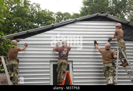 CONCHAGUA, El Salvador (Aug. 27, 2016) - SeaBees, Naval Mobile Konstruktion Bataillon 133 zugeordnet, installieren Sie Metall Gleisanschluss auf dem Community Center Sie sind als Teil der südlichen Partnerschaft Station 2016 (SPS 16). SPS-16 ist eine jährliche Serie der U.S. Navy Bereitstellungen, die Förderung einer dauerhaften Beziehung mit den Menschen in Mittel- und Südamerika durch Übungen, Aktivitäten und sozialen Zusammenhang Projekte. (U.S. Marine Foto von Mass Communication Specialist 1. Klasse Kimberly Clifford/freigegeben) 160827-N-VC 432-104 durch US-amerikanische Seestreitkräfte Southern Command  USA 4. Flotte Stockfoto