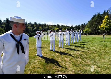 160829-N-EC099-104 BREMERTON, Washington (29. August 2016) – Maschinist Mate 2. Klasse David Gorey, Naval Base Kitsap, führt die 21-Gun Salute nach den Überresten von Veteranen des zweiten Weltkriegs Lt. Julian Jordan zugewiesen. Jordan war 37 Jahre alt, als der Angriff auf Pearl Harbor nahm Platz und er wurde mit dem Einsatz von DNA-profiling, nachdem sein Körper aus dem Schlachtschiff der Nevada-Klasse USS Oklahoma (BB-37) exhumiert wurde identifiziert. Die Beerdigung fand an der Lewis Aussegnungshalle in Bremerton, Washington, 75 Jahre nach dem Attentat. (Foto: U.S. Navy Mass Communication Specialist 3. Klasse Charles D. Gaddis IV/Relea Stockfoto