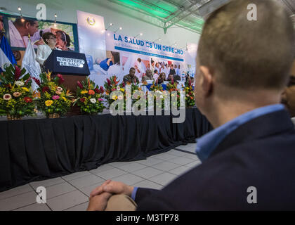 SAN SALVADOR, El Salvador (Aug. 30, 2016) - Südlich der Partnerschaft Station 2016 (SPS 16) Medizinische Engagement Team (MET) Führung an einer Frage-und-Antwort Seminar mit El Salvador, Minister für Gesundheit, Elvia Violeta Menjivar. Die medizinischen Engagement Team weiterhin die SPS 16 Mission in El Salvador nach kurzem Abschluss Engagements in Honduras. SPS 16 ist eine jährliche Serie der U.S. Navy Bereitstellungen auf Experte Austausch mit Partner Nation, Militär und Sicherheitskräfte in Zentral- und Südamerika und der Karibik. Us-Militär Teams arbeiten mit Partner Nation für Stockfoto