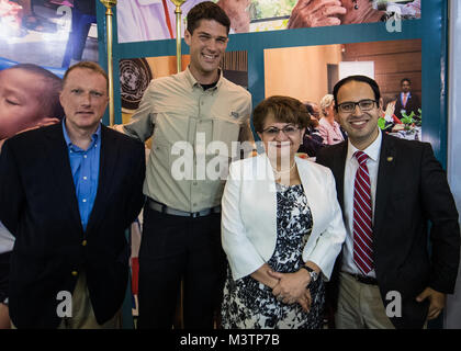 SAN SALVADOR, El Salvador (Aug. 30, 2016) - Südlich der Partnerschaft Station 2016 (SPS 16) Medizinische Engagement Team (MET) Führung posieren für ein Foto mit El Salvador, Minister für Gesundheit, Elvia Violeta Menjivar, nach einer Frage-und-Antwort-Seminar. Die medizinischen Engagement Team weiterhin die SPS 16 Mission in El Salvador nach kurzem Abschluss Engagements in Honduras. SPS 16 ist eine jährliche Serie der U.S. Navy Bereitstellungen auf Experte Austausch mit Partner Nation, Militär und Sicherheitskräfte in Zentral- und Südamerika und der Karibik. Us-Militär Teams arbeiten mit partne Stockfoto