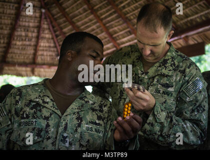 CABANAS, El Salvador (Sep. 1, 2016) - Hospital Corpsman 1. Klasse Hasson, Herbert, eine vorbeugende Medizin Techniker, Links, und Oberstleutnant Christian Johnroe, Environmental Health Officer, sowohl für die marine Umwelt vorbeugende Medizin Einheit 2 zugewiesen, medizinische Hilfe von Operation Blessing Brigade einen nichtständigen Apotheke Bahnhof in Chalatenango, El Salvador während der südlichen Partnerschaft Station 2016 (SPS 16). Von Operation Blessing medizinische Brigade ist eine gemeinnützige Mobile Patient Care Unit etablierten medizinischen Service für die Betroffenen, Naturkatastrophen und die Beihilfen für den ländlichen Raum zur Verfügung zu stellen. SPS16 ist ein Stockfoto