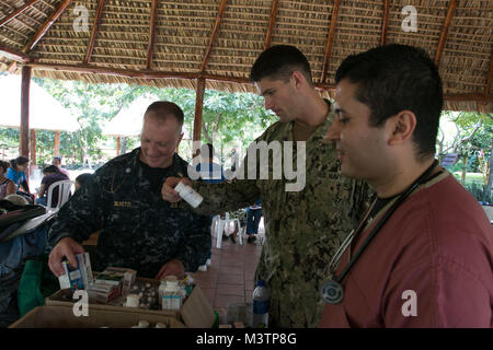 CHALATENAGO, El Salvador (Sep. 1, 2016) - Cmdr. Tony Silvetti, einem Gynäkologen zu Naval Hospital Camp Lejeune zugewiesen, und Lt.Cmdr. Patrick McKenna, eine vorbeugende Medizin Officer zur Marine Umwelt vorbeugende Medizin Einheit 2 zugewiesen, überprüfen Sie eine Last von Arzneimitteln mit der Operation Blessing medizinische Brigade an eine vorübergehende Behandlung bei Chalatenago, El Salvador während der südlichen Partnerschaft Station 2016 (SPS 16). Von Operation Blessing medizinische Brigade ist eine gemeinnützige Mobile Patient Care Unit etablierten medizinischen Dienst an denen, die durch die Naturkatastrophe und die Beihilfen für ländliche betroffen sind Stockfoto