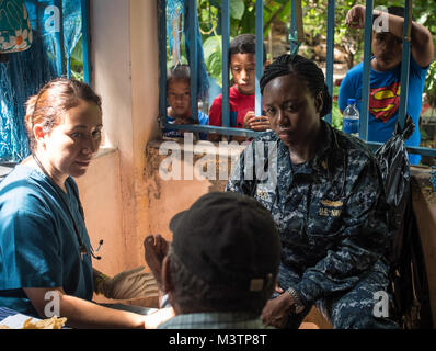 CUSCATLAN, El Salvador (Sep. 2, 2016) - Lt.Cmdr. Ebenholz Ferguson, ein klinischer Krankenschwesterfachmann zu Fort Belvoir zugeordnet, rechts, hilft eine Operation Blessing medizinische Brigade Arzt einen Patienten für die Behandlung der Symptome bei einer temporären Standort in Cuscatlan, El Salvador prüfen, ob während der südlichen Partnerschaft Station 2016 (SPS 16). Von Operation Blessing medizinische Brigade ist eine gemeinnützige Mobile Patient Care Unit etablierten medizinischen Service für die Betroffenen, Naturkatastrophen und die Beihilfen für den ländlichen Raum zur Verfügung zu stellen. SPS 16 ist eine jährliche Serie der U.S. Navy Bereitstellungen auf Experte Austausch mit Gleichheit fokussiert Stockfoto