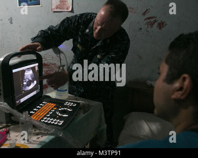 CUSCATLAN, El Salvador (Sep. 2, 2016) - Cmdr. Tony Silvetti, ein Obgyn zu Naval Hospital Camp Lejeune zugeordnet, Links, erläutert die Ergebnisse auf einem mobilen Ultraschall Station gezeigt, Dr. Jose Gustavo English M.D., einem Gesundheit Arbeiter mit der Operation Blessing medizinische Brigade, eine vorübergehende Behandlung Website in Cuscatlan, El Salvador während der südlichen Partnerschaft Station 2016 (SPS 16). Von Operation Blessing mobilen Ultraschall Technologie können verwendet werden, um schwangeren Frauen erkennen Anzeichen einer Mikrozephalie, ein Symptom, das durch eine Zika Infektion verursacht. SPS 16 ist eine jährliche Serie der U.S. Navy Bereitstellungen auf Thema m konzentriert Stockfoto