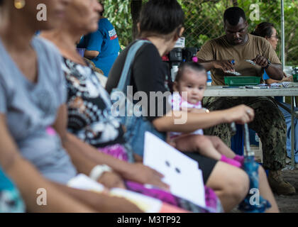 CUSCATLAN, El Salvador (Sep. 2, 2016) - Hospital Corpsman 1. Klasse Hasson, Herbert, eine vorbeugende Medizin Techniker zugewiesen, um die marine Umwelt der präventiven Medizin Einheit 2, ganz rechts, füllt den Vorschriften unter einer temporären Apotheke Bahnhof in Cuscatlan, El Salvador mit der Operation Blessing medizinische Brigade während des Südlichen Partnerschaft Station 2016 (SPS 16). Von Operation Blessing medizinische Brigade ist eine gemeinnützige Mobile Patient Care Unit etablierten medizinischen Service für die Betroffenen, Naturkatastrophen und die Beihilfen für den ländlichen Raum zur Verfügung zu stellen. SPS 16 ist eine jährliche Serie der U.S. Navy Bereitstellungen konzentrieren Stockfoto