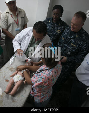 SAN SALVADOR, El Salvador (Sep. 6, 2016) - Lt.Cmdr. Ebenholz Ferguson, ein klinischer Krankenschwesterfachmann zu Fort Belvoir zugewiesen, und Cmdr. Tony Silvetti, ein Gynäkologe zugeordnet Naval Hospital Camp Lejeune, Blick auf eine Gruppe von medizinischen Personal aus El Salvador Simulation HLW auf einem Mannequin während ein Experte auf einem Exchange als Teil des südlichen Partnerschaft Station 2016 (SPS 16). SPS 16 ist eine jährliche Serie der U.S. Navy Bereitstellungen auf Experte Austausch mit Partner Nation, Militär und Sicherheitskräfte in Zentral- und Südamerika und der Karibik. Us-Militär Teams wor Stockfoto