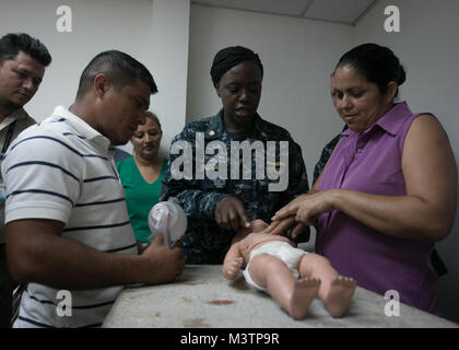 SAN SALVADOR, El Salvador (Sep. 6, 2016) - Lt.Cmdr. Ebenholz Ferguson, ein klinischer Krankenschwesterfachmann zu Fort Belvoir zugeordnet, erklärt eine Methode um sicher eine Schaufensterpuppe zu einer Gruppe von El Salvador medizinisches Personal resuscitate während ein Experte auf einem Exchange als Teil des südlichen Partnerschaft Station 2016 (SPS 16). SPS 16 ist eine jährliche Serie der U.S. Navy Bereitstellungen auf Experte Austausch mit Partner Nation, Militär und Sicherheitskräfte in Zentral- und Südamerika und der Karibik. Us-Militär Teams arbeiten mit Partner nation Kräfte während der Naval - gezieltes Training exercis Stockfoto