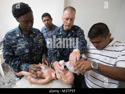 SAN SALVADOR, El Salvador (Sep. 6, 2016) - Lt.Cmdr. Ebenholz Ferguson, ein klinischer Krankenschwesterfachmann zu Fort Belvoir zugewiesen, und Cmdr. Tony Silvetti, ein Obgyn zu Naval Hospital Camp Lejeune zugewiesen wird, zeigen, wie man richtig ein Baby als Teil eines Experten Austausch mit El Salvador Gesundheit Arbeiter resuscitate während der südlichen Partnerschaft Station 2016 (SPS 16). SPS 16 ist eine jährliche Serie der U.S. Navy Bereitstellungen auf Experte Austausch mit Partner Nation, Militär und Sicherheitskräfte in Zentral- und Südamerika und der Karibik. Us-Militär Teams arbeiten mit p Stockfoto