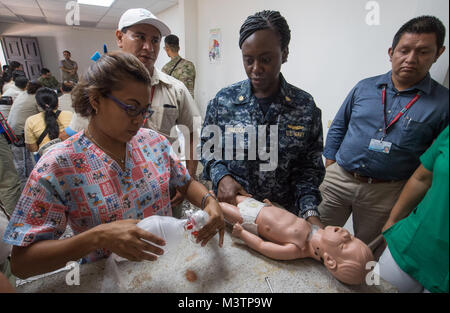 SAN SALVADOR, El Salvador (Sep. 6, 2016) - Lt.Cmdr. Ebenholz Ferguson, ein klinischer Krankenschwesterfachmann zu Fort Belvoir zugewiesen ist, zeigt, wie man richtig ein Baby als Teil eines Experten Austausch mit El Salvador Gesundheit Arbeiter resuscitate während der südlichen Partnerschaft Station 2016 (SPS 16). SPS 16 ist eine jährliche Serie der U.S. Navy Bereitstellungen auf Experte Austausch mit Partner Nation, Militär und Sicherheitskräfte in Zentral- und Südamerika und der Karibik. Us-Militär Teams arbeiten mit Partner nation Kräfte während der Naval-Schulungsübungen, Militär-zu- Stockfoto