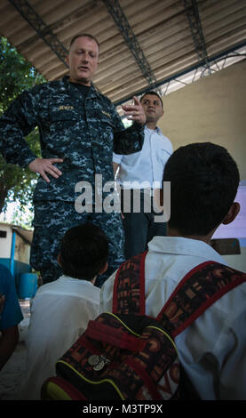 SAN SALVADOR, El Salvador (Sep. 6, 2016) - Cmdr. Tony Silvetti, einem Gynäkologen zu Naval Hospital Camp Lejeune zugeordnet, spricht zu einer Gruppe von El Salvador Kursteilnehmer während der südlichen Partnerschaft Station 2016 (SPS 16). SPS 16 ist eine jährliche Serie der U.S. Navy Bereitstellungen auf Experte Austausch mit Partner Nation, Militär und Sicherheitskräfte in Zentral- und Südamerika und der Karibik. Us-Militär Teams arbeiten mit Partner nation Kräfte während der Naval-Schulungsübungen, militärischen Engagements und Community Relations Projekte in einer Partnerschaft zu verbessern Stockfoto