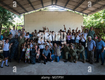 SAN SALVADOR, El Salvador (Sep. 6, 2016) - SPS (16) medizinische Engagement Team Süd die Partnerschaft der Station 2016 posiert für ein Foto mit einer Gruppe von Studenten in El Salvador nach einem HLW-Lektion. SPS 16 ist eine jährliche Serie der U.S. Navy Bereitstellungen auf Experte Austausch mit Partner Nation, Militär und Sicherheitskräfte in Zentral- und Südamerika und der Karibik. Us-Militär Teams arbeiten mit Partner nation Kräfte während der Naval-Schulungsübungen, militärischen Engagements und Community Relations Projekte in einer Bemühung, Partnerschaften mit regionalen Mariti verbessern Stockfoto