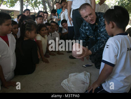 SAN SALVADOR, El Salvador (Sep. 6, 2016) U.S. Navy Cmdr. Tony Silvetti, einem Gynäkologen zu Naval Hospital Camp Lejeune zugeordnet, erläutert den Prozess CPR-Simulation auf eine Schaufensterpuppe mit einem El Salvador Kursteilnehmer während der südlichen Partnerschaft Station 2016 (SPS 16). SPS 16 ist eine jährliche Serie der U.S. Navy Bereitstellungen auf Experte Austausch mit Partner Nation, Militär und Sicherheitskräfte in Zentral- und Südamerika und der Karibik. Us-Militär Teams arbeiten mit Partner nation Kräfte während der Naval-Schulungsübungen, militärischen Engagements und Gemeinschaft relatio Stockfoto